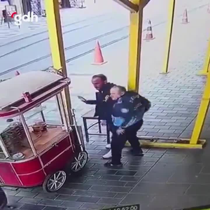 Beyoğlu'nda bıçaklı saldırgan polis memuruna saldırdı