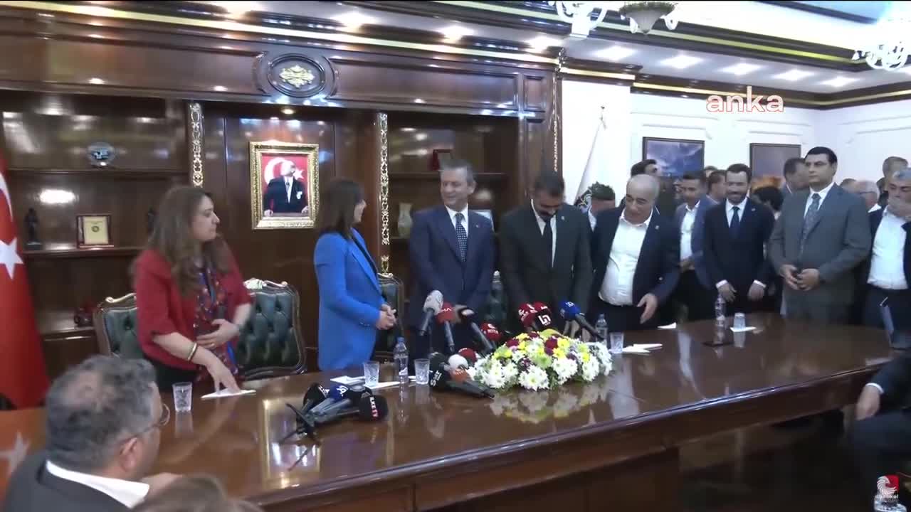 Özgür Özel, Diyarbakır Eş Başkanları'na mesir macunu hediye etti