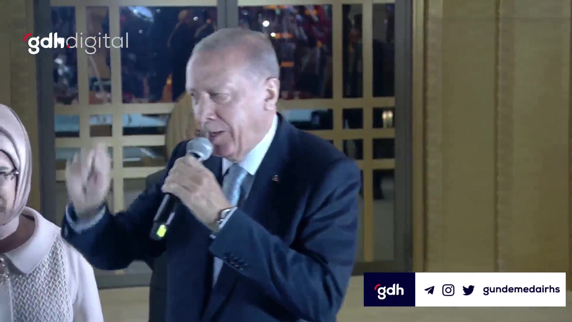 Erdoğan, Külliye'de 'Duyanlara Duymayanlara' şarkısına eşlik etti