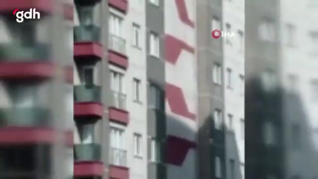 Esenler'de rüzgar nedeniyle 16 katlı binanın dış cephesi çöktü