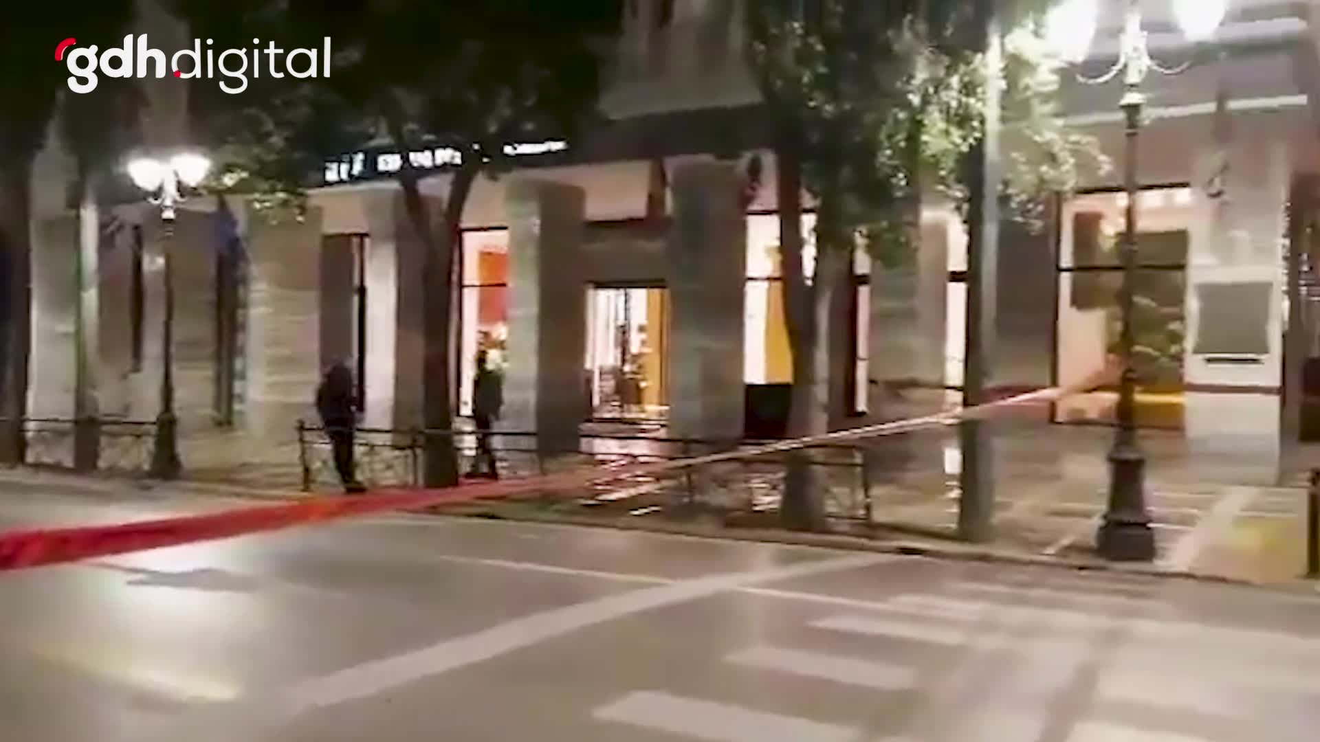 Atina'da Çalışma Bakanlığı önünde bomba patladı, yaralı yok