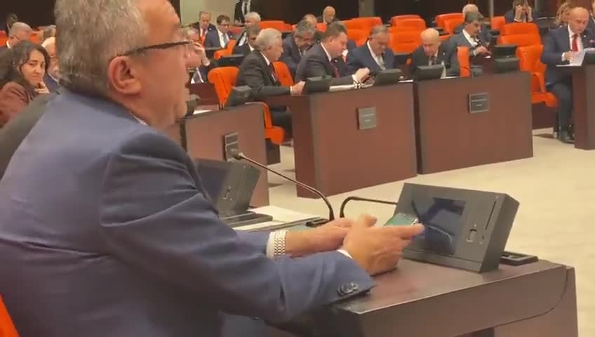 Engin Altay, Meclis'te bütçe görüşmelerinde poker oynarken görüntülendi