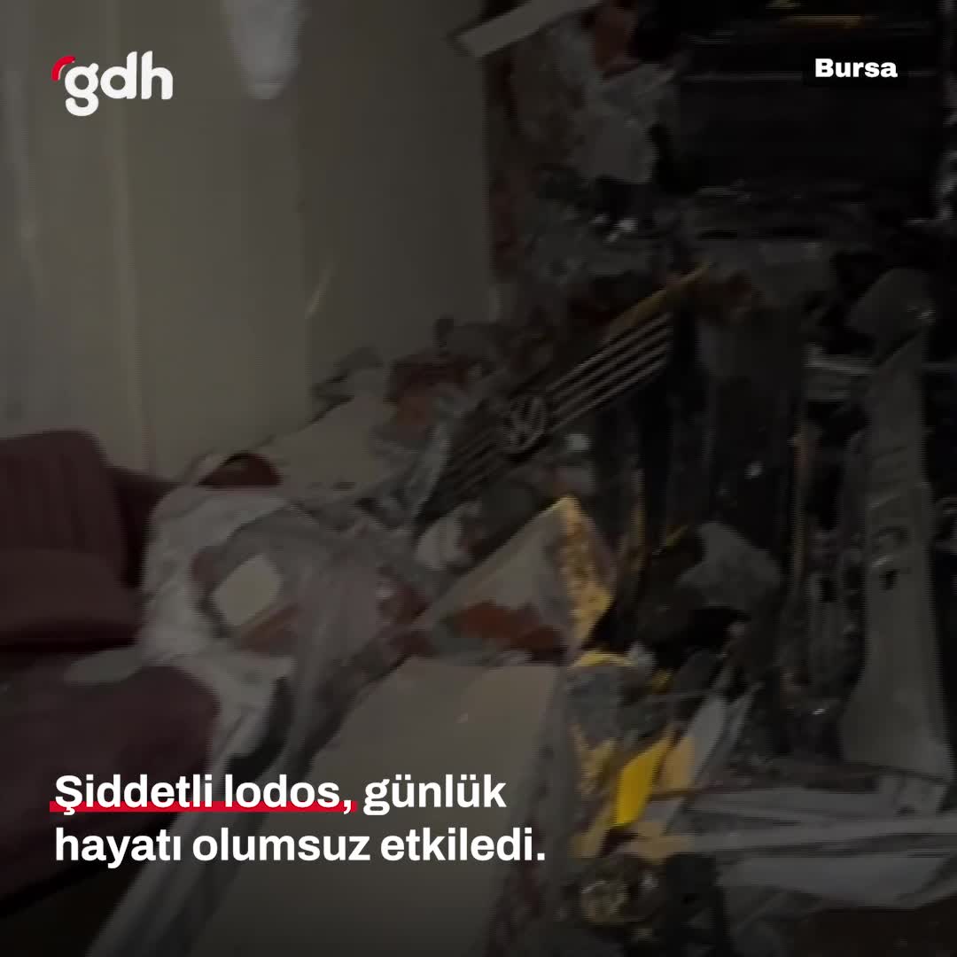 Bursa'da lodos motosikletlilere zor anlar yaşattı, otomobiller yardım etti