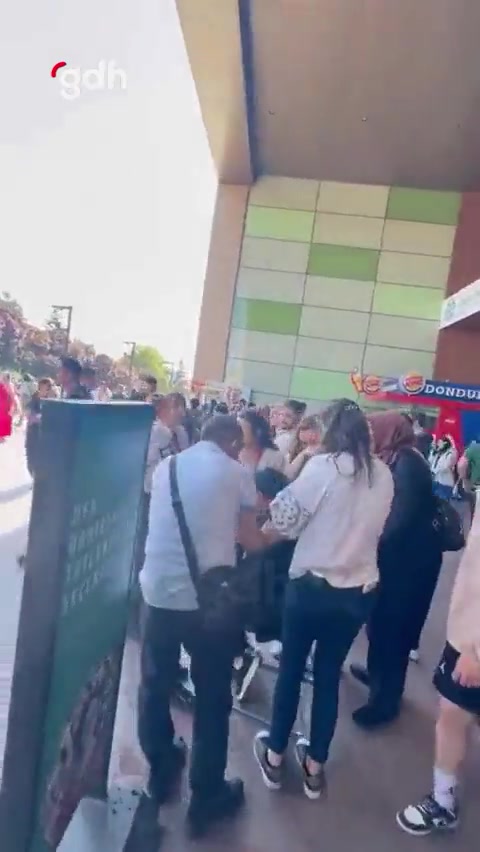 Malatya'da depremler sonrası Malatya Park AVM boşaltıldı