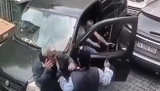 Fatih'te kağıt toplayıcısı, esnafa bıçakla saldırdı