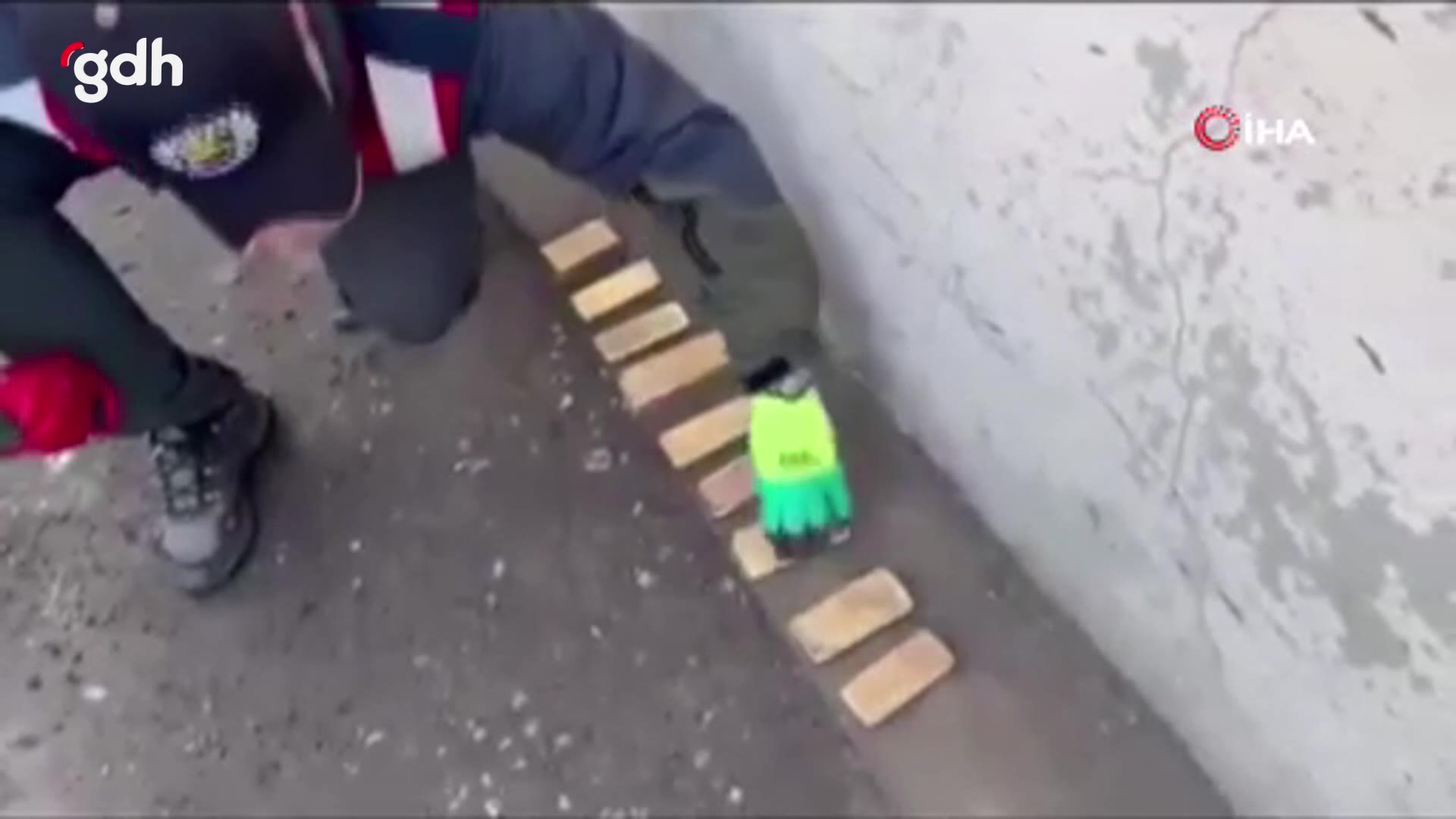 Hakkari'de durdurulan araçta 37 milyon TL değerinde 9 külçe altın bulundu