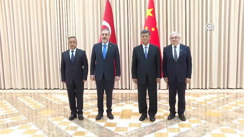 Bakan Hakan Fidan, Sincan'da Komünist Parti ve Vali ile buluştu