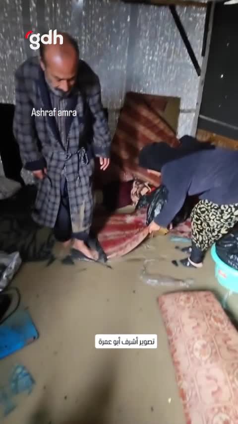 Gazze'de bombalanan evlerden kaçan sivillerin çadırları su altında