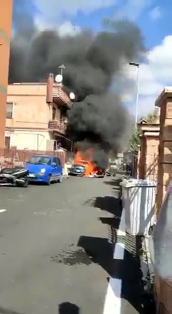 İtalya'da iki eğitim uçağı çarpıştı, 2 pilot hayatını kaybetti