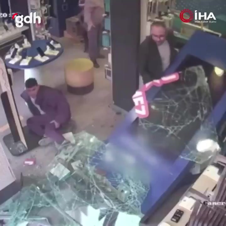 Buca'da freni boşalan kamyonet yayalara çarptı, 5 yaralı
