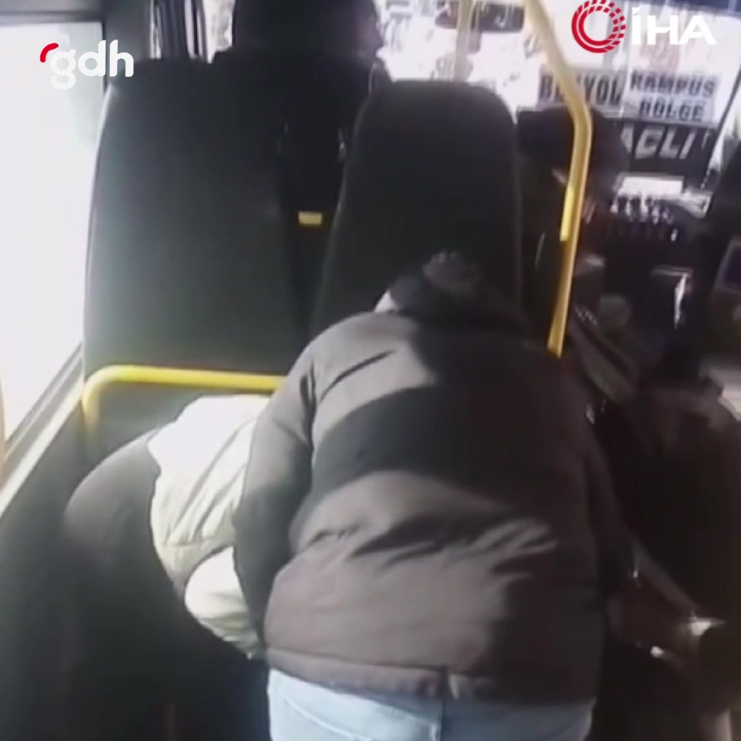 Van'da kadın, minibüste kocasının sevgilisiyle kavga etti
