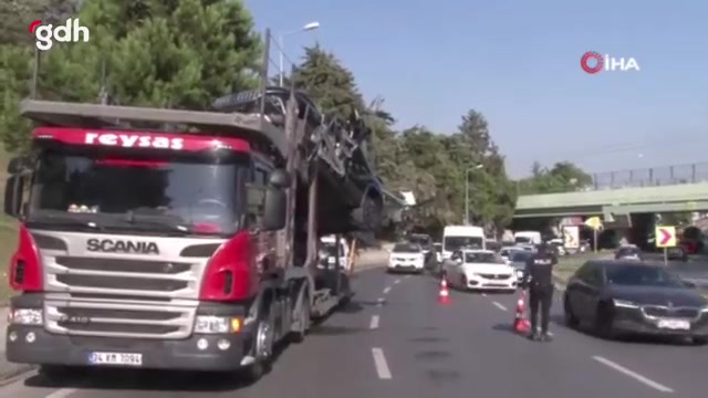 Bakırköy'de TOGG taşıyan tır köprüye çarptı, trafik aksamaları oldu