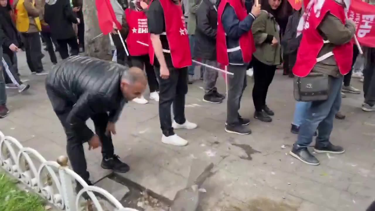 Saraçhane’de grup, polise saldırmak için taş söktü