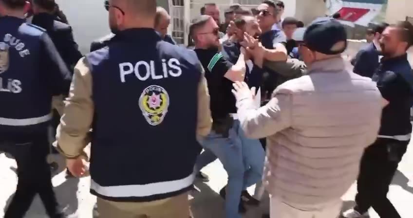 Şırnak'ta oy kullanan memurlara hakaret edenler gözaltına alındı