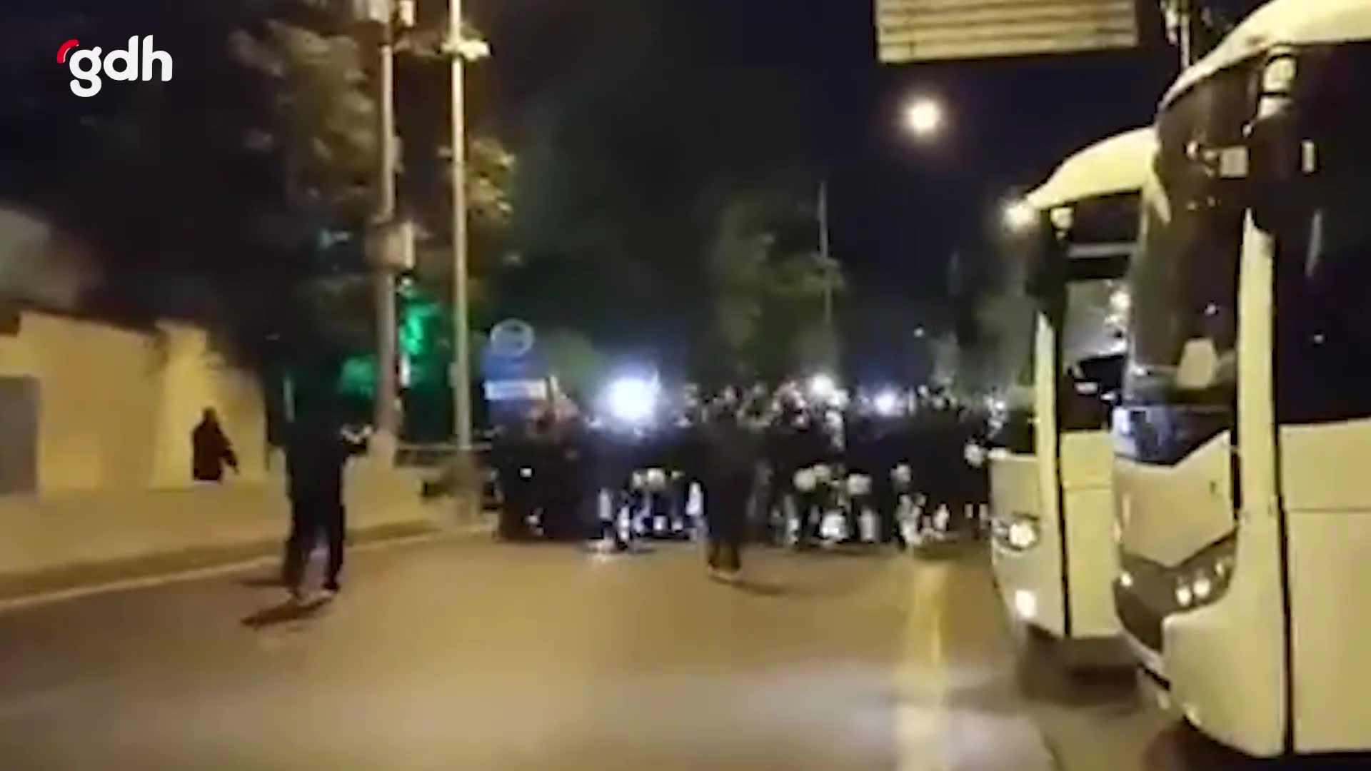 Ankara'da İsrail Büyükelçiliği önünde vatandaşlar toplanıyor