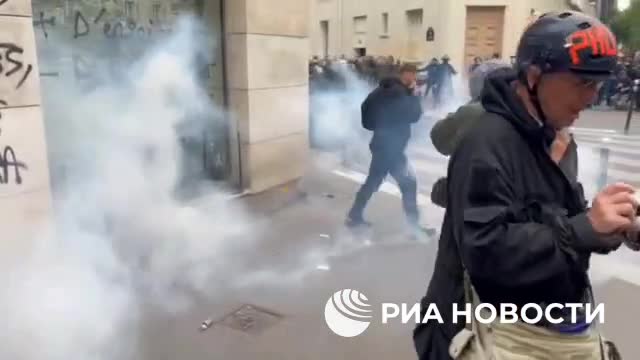 Macron'un çağrısıyla Paris'te aşırı sağ protestosu: 5 yaralı