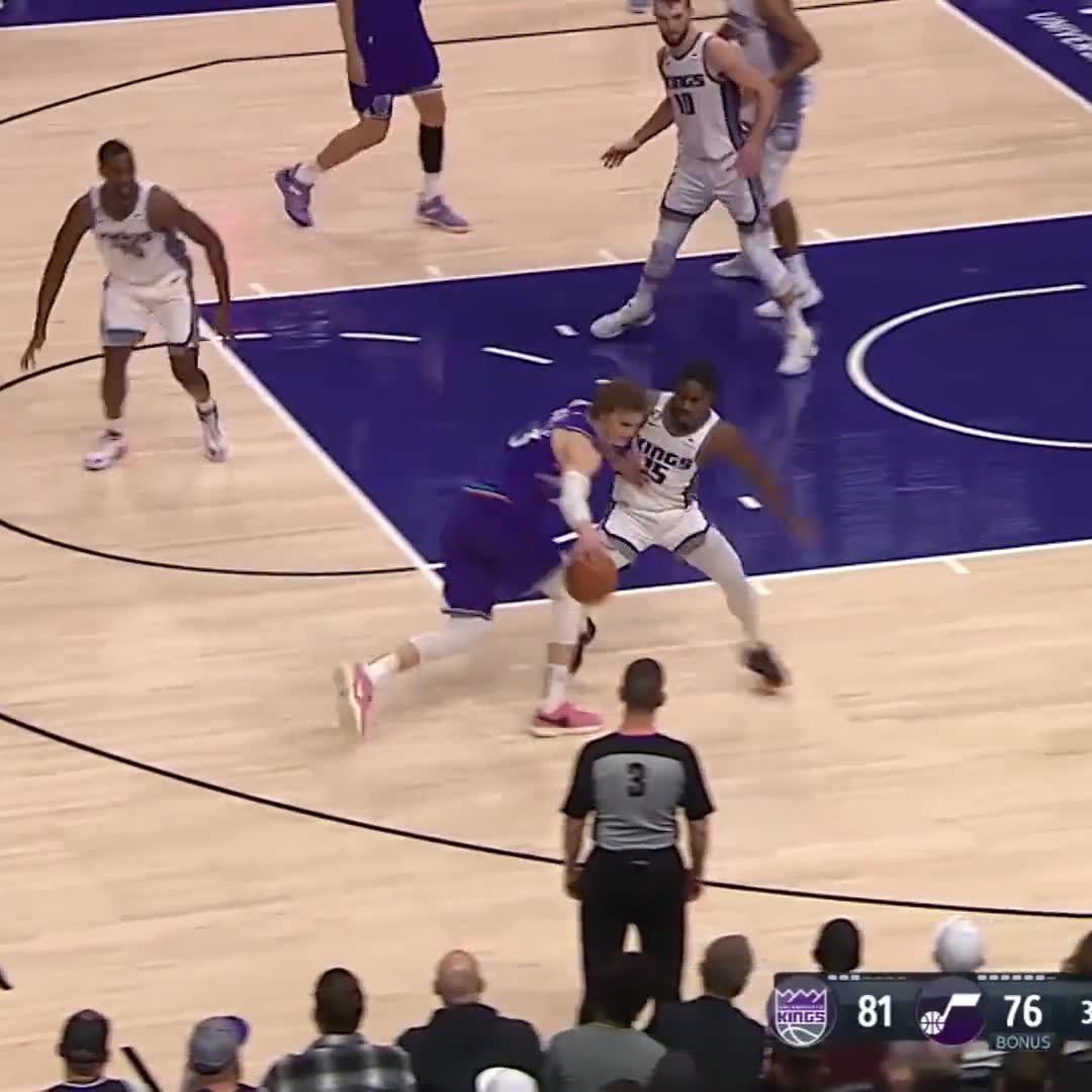 Davion Mitchell savunmayı ileri taşıyıp ribaund alıyor