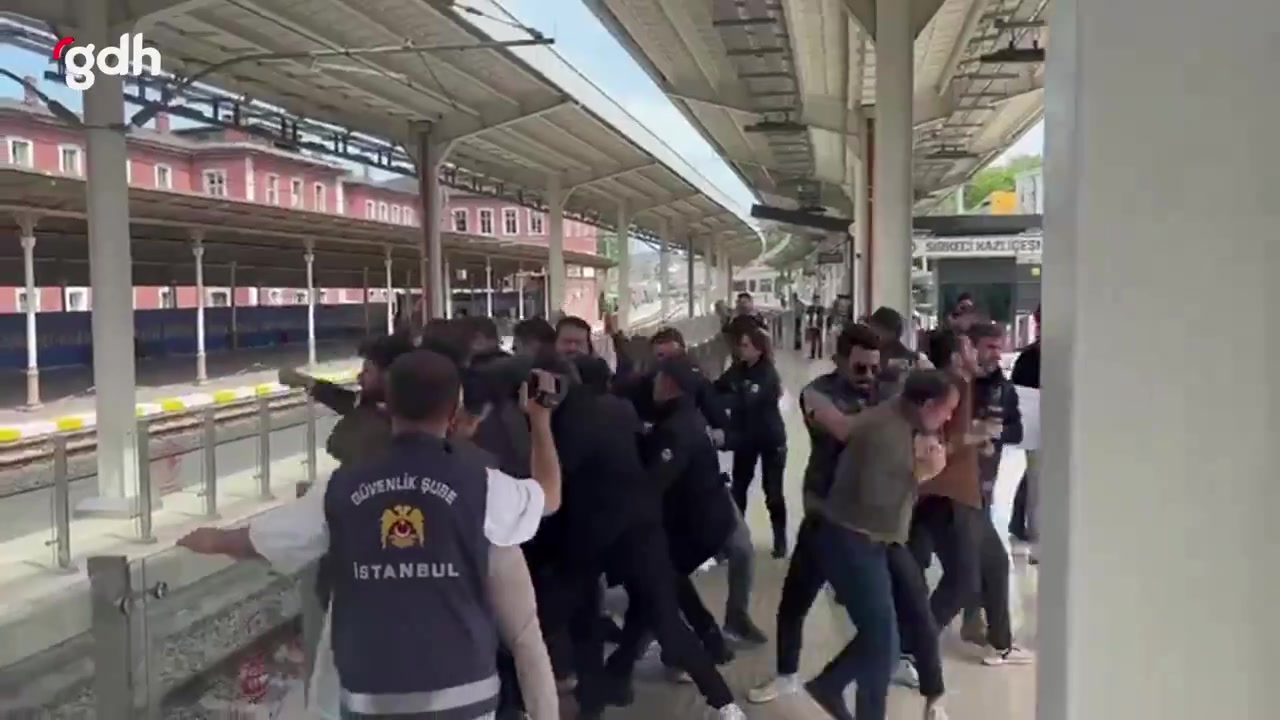 İmamoğlu ve Steinmeier sergi çıkışında protestoya uğradı
