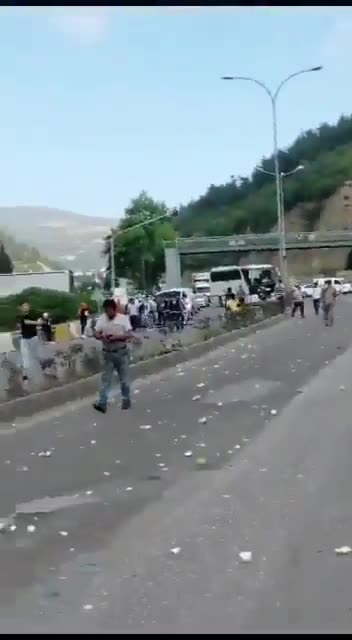 Hatay'da soğan yüklü kamyon araçlara çarptı: ölü ve yaralılar!