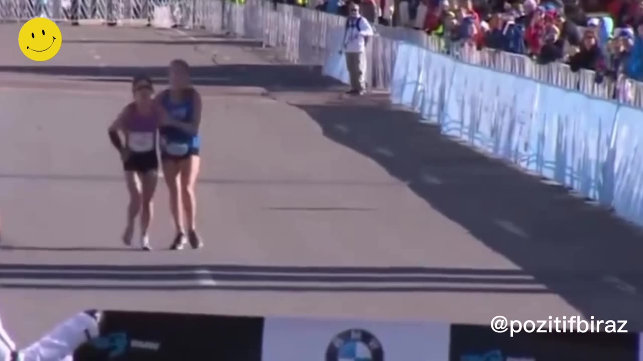 Maratonu kazanmak yerine hayatta kazanmayı tercih etti