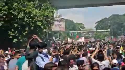 Bangladeş'te protestolar sürerken, Hasina'nın Hindistan ziyareti belirsiz