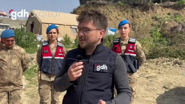 Jandarma ve köy korucuları deprem bölgesinde gönül aldı