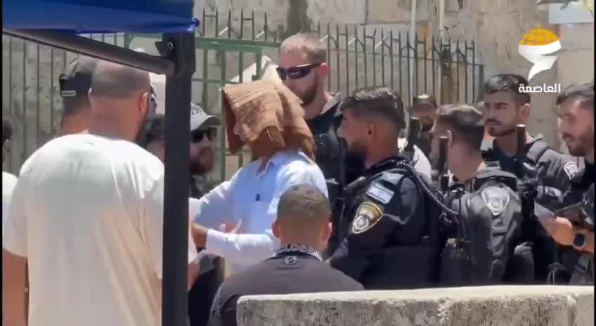 İsrail polisi, Mescid-i Aksa'da Cuma namazı için gence saldırdı