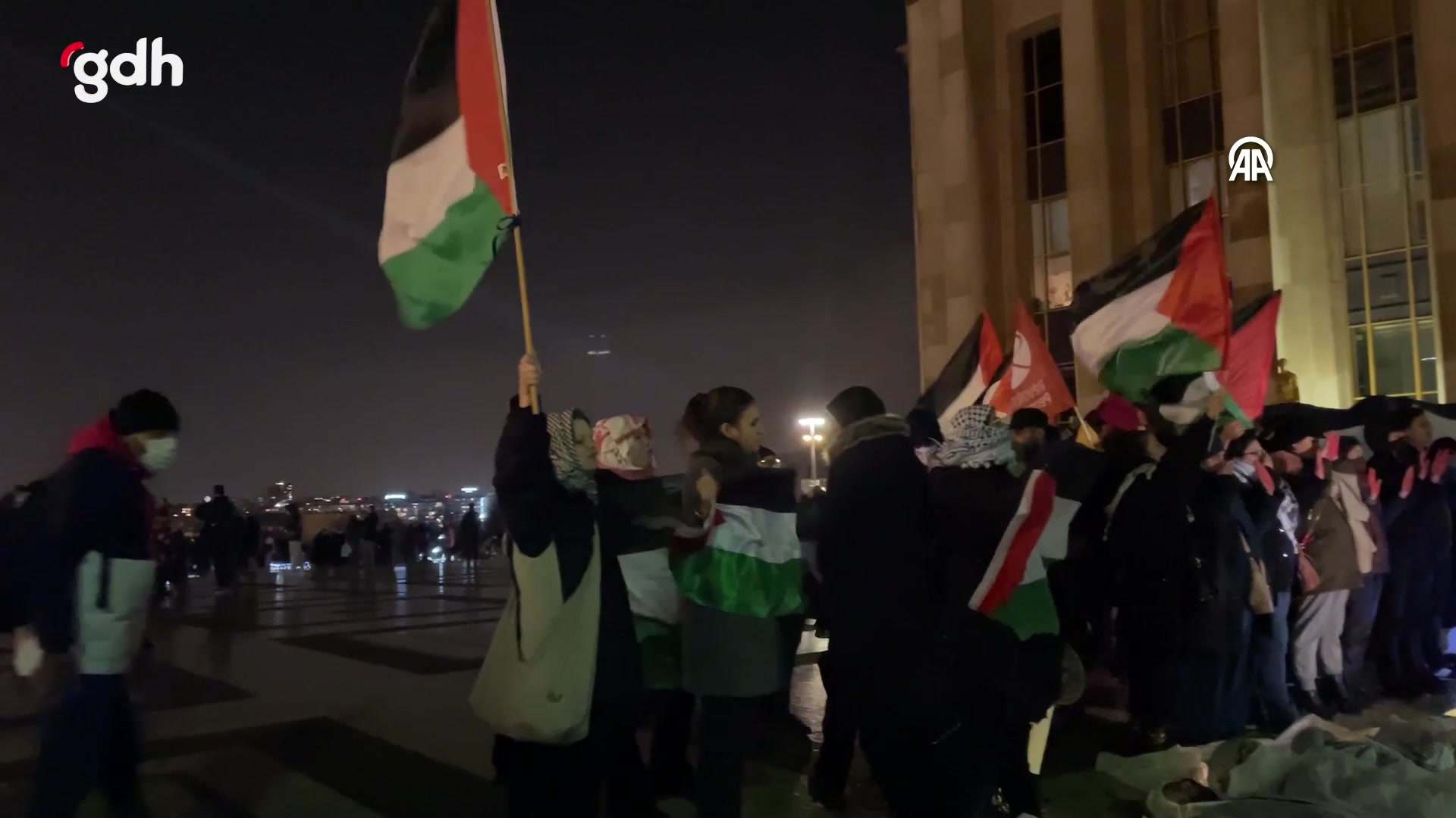 Paris'te aktivistler, "İsrail'in Gazze'deki katliamlarını durdurun" dedi