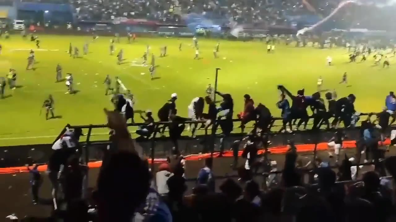Endonezya Ligi'nde izdiham: 127 ölü, 180 yaralı