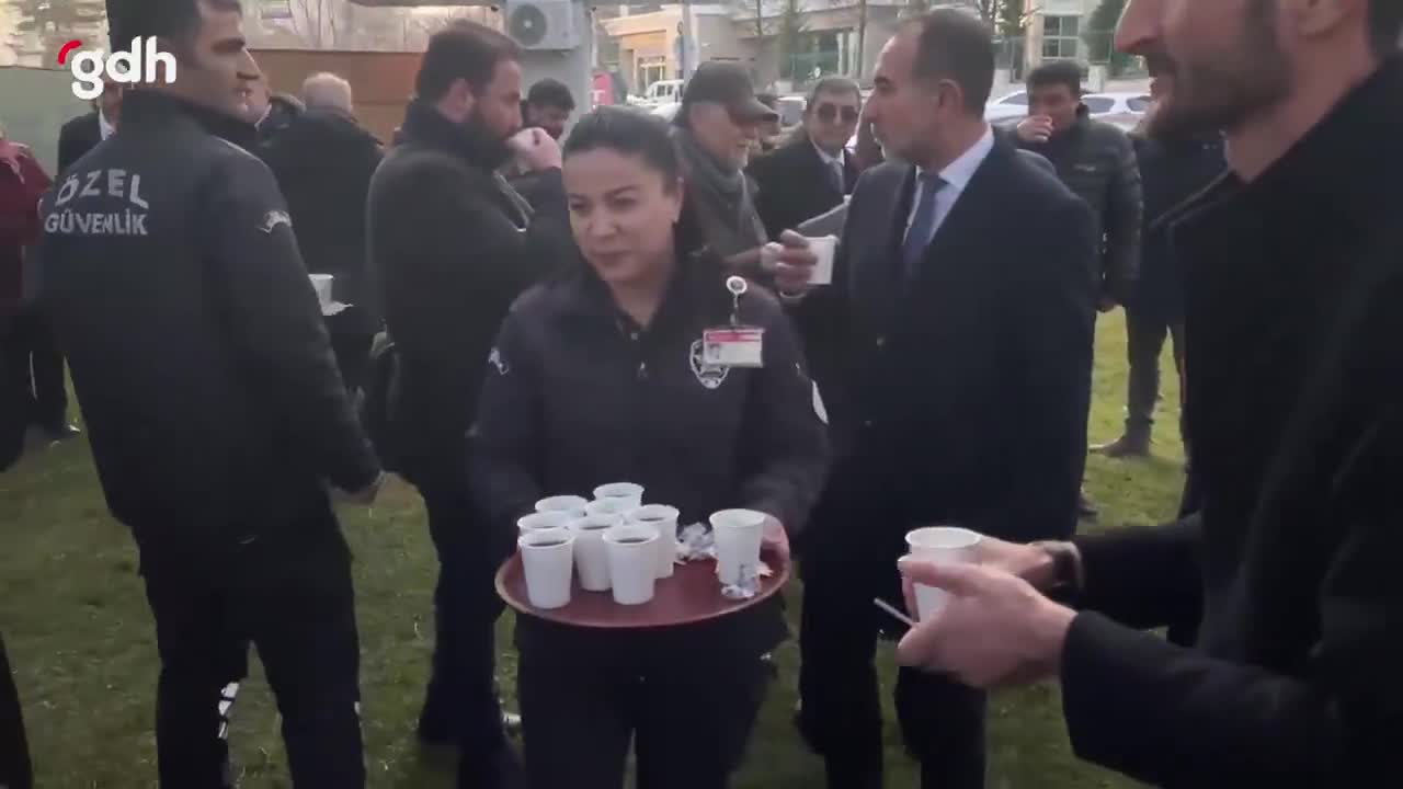 Bakanlık önünde maden protestosu: Eylemcilere çay ikramı