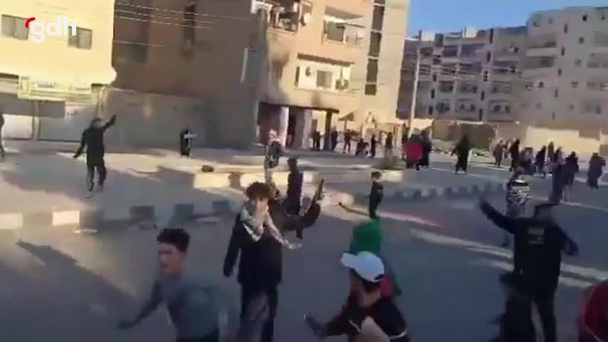 Deyrizor'da halk, PKK/YPG araçlarına saldırıyor