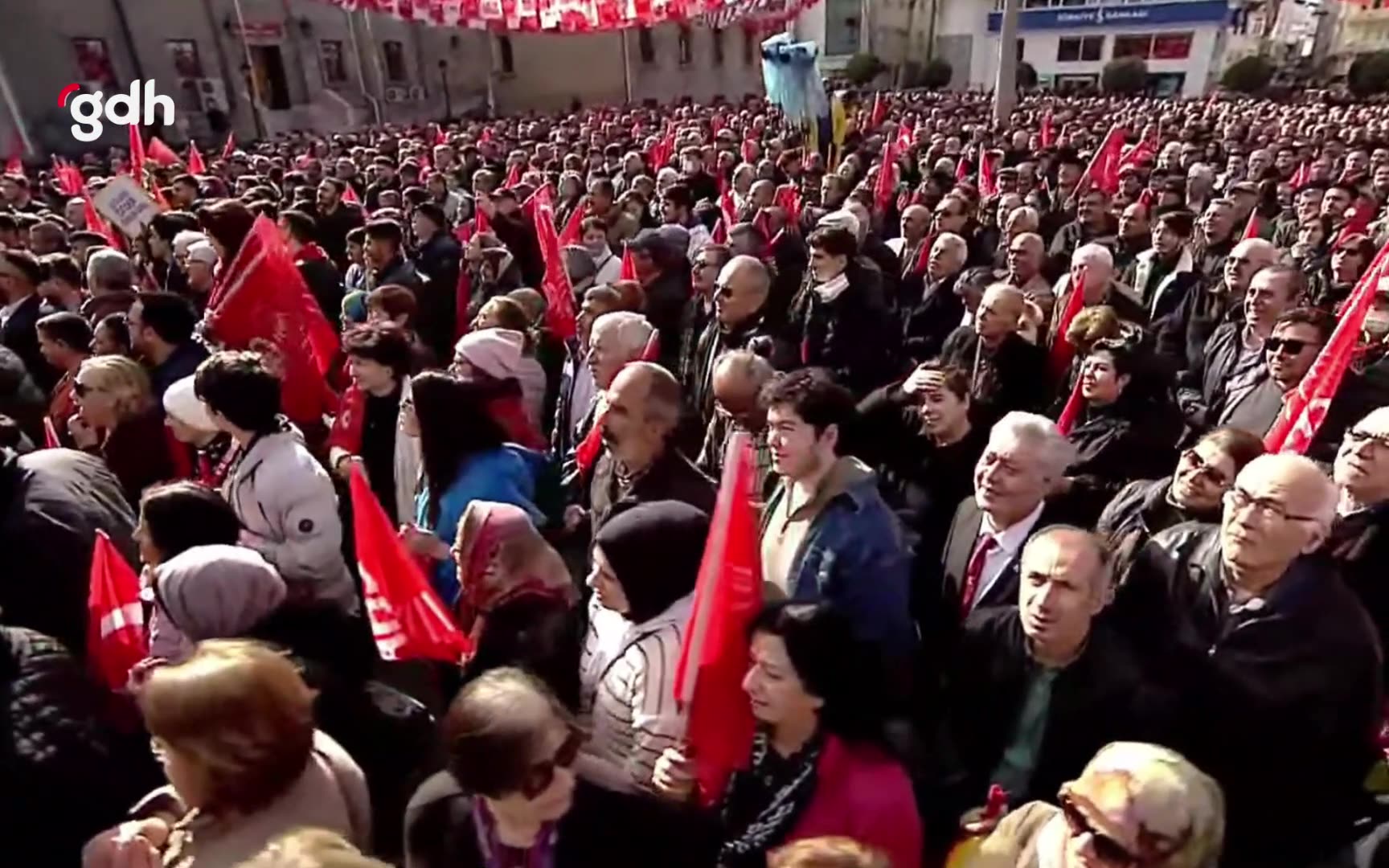 Özgür Özel, Isparta mitinginde bir vatandaşla tartıştı