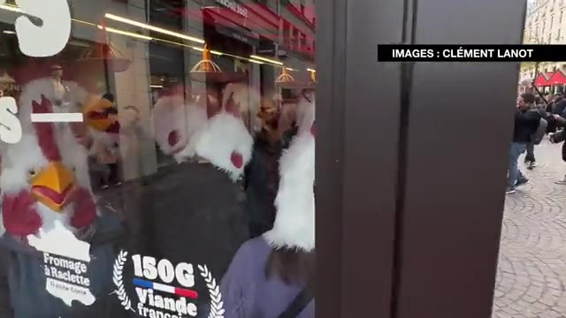 Paris'te aktivistler Burger King'i tavuk maskeleriyle bastı