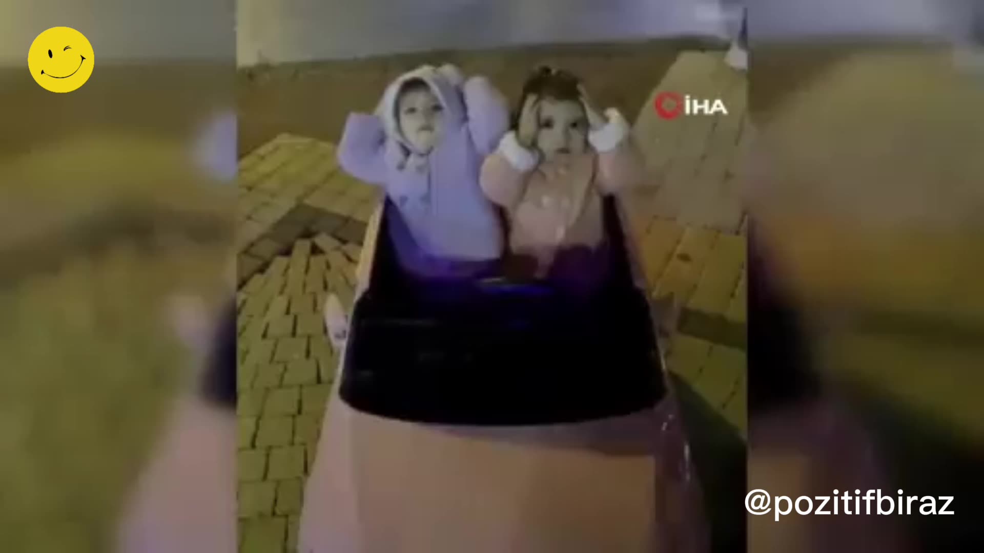 Polis görünce el kaldıran ikiz kızların videosu sosyal medyada ilgi çekti