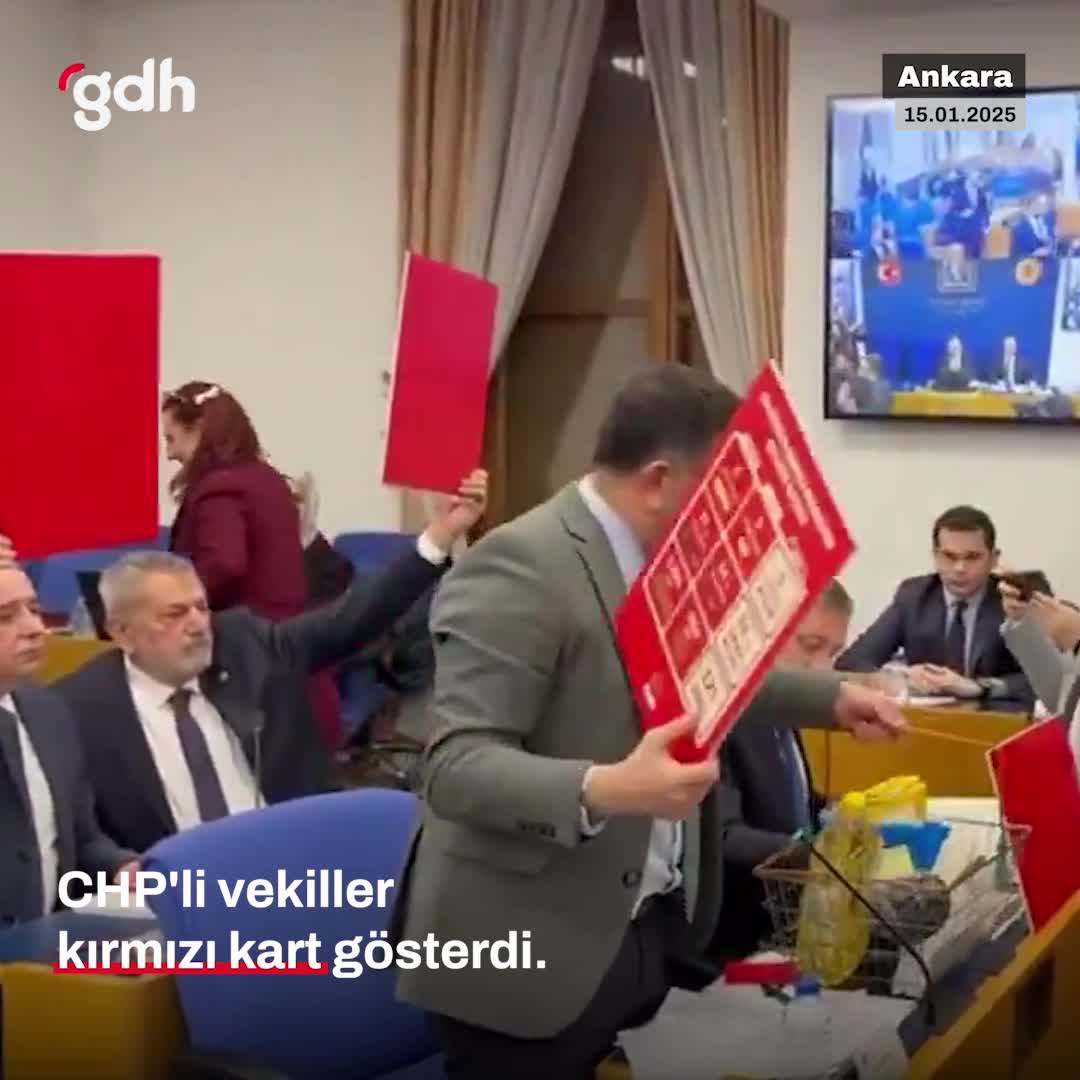 CHP'li vekiller TBMM Plan Bütçe Komisyonu'nda kırmızı kart gösterdi