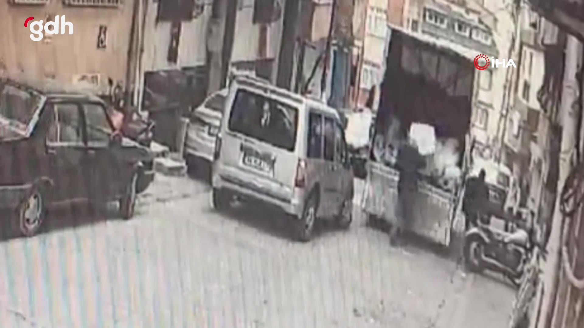 İstanbul'da freni unutulan kamyonet 6 araca çarptı, sürücü yaralandı