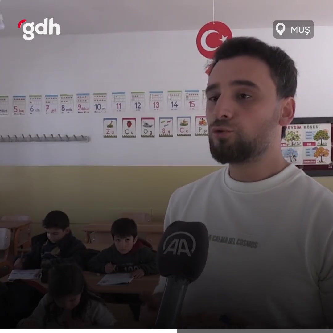Muş'taki Derecik ilkokulunun tek öğretmeni Yücel Ekici'nin çabası
