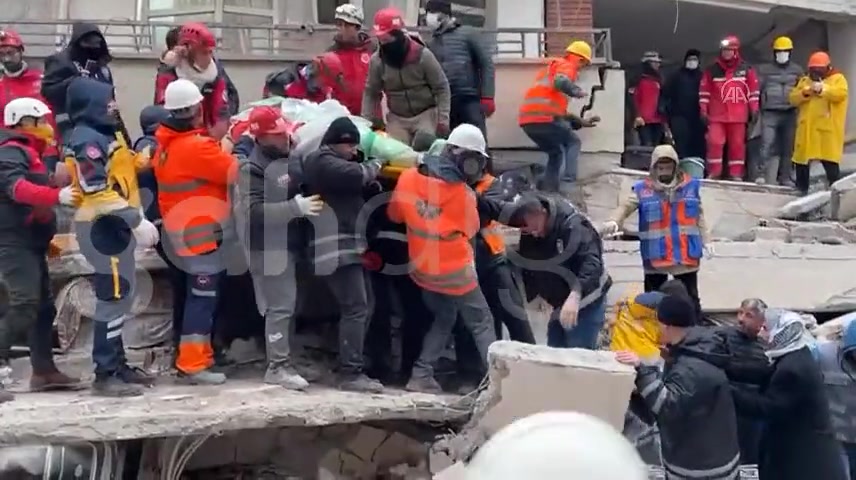 Diyarbakır'da yıkılan binadan 28 saat sonra kadın kurtarıldı