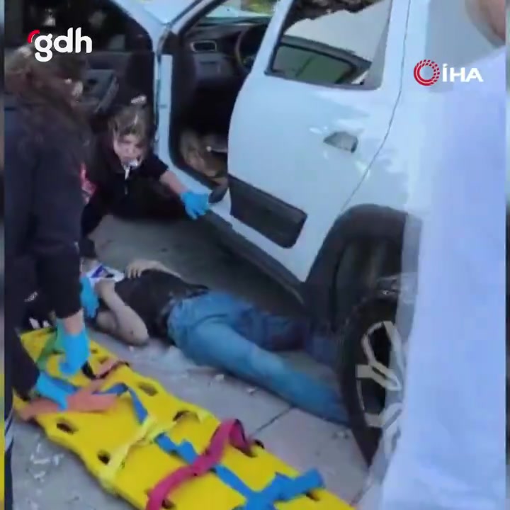 Denizli'de SUV araç taksi durağına çarptı, 3 yaralı var