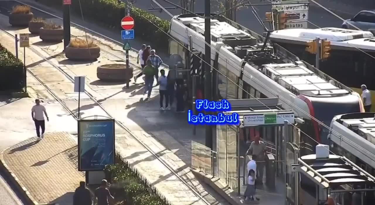 İETT otobüsü Fındıklı durağında tramvaya çarptı