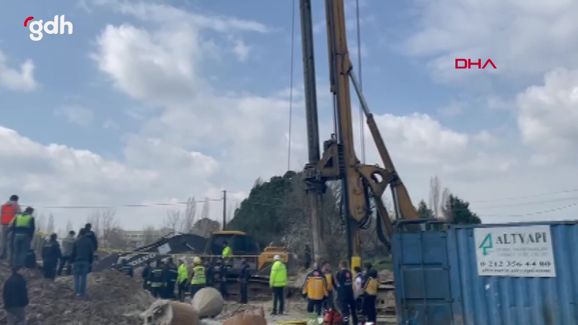 Çerkezköy'de tren hattı çalışmasında göçük: 2 işçi kayıp