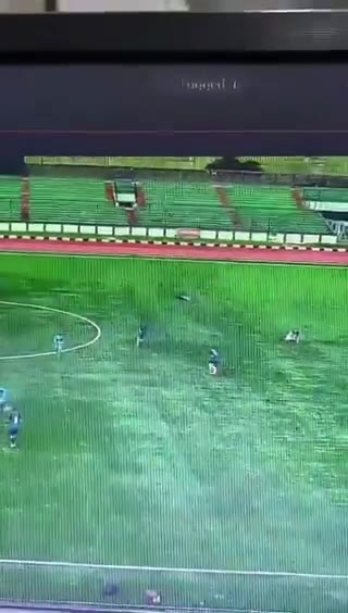 Endonezya'da bir futbolcunun üzerine yıldırım düştü