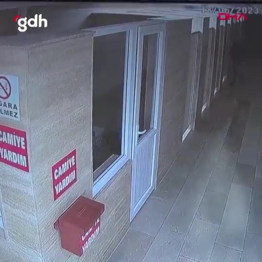 Sultangazi'de camiden musluk çalan şüphelinin fotoğrafları asıldı