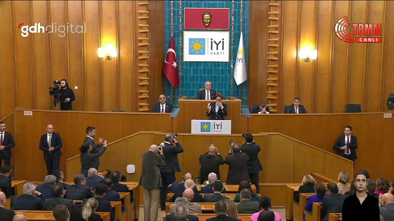 Meral Akşener, grup toplantısında duygusal anlar yaşadı