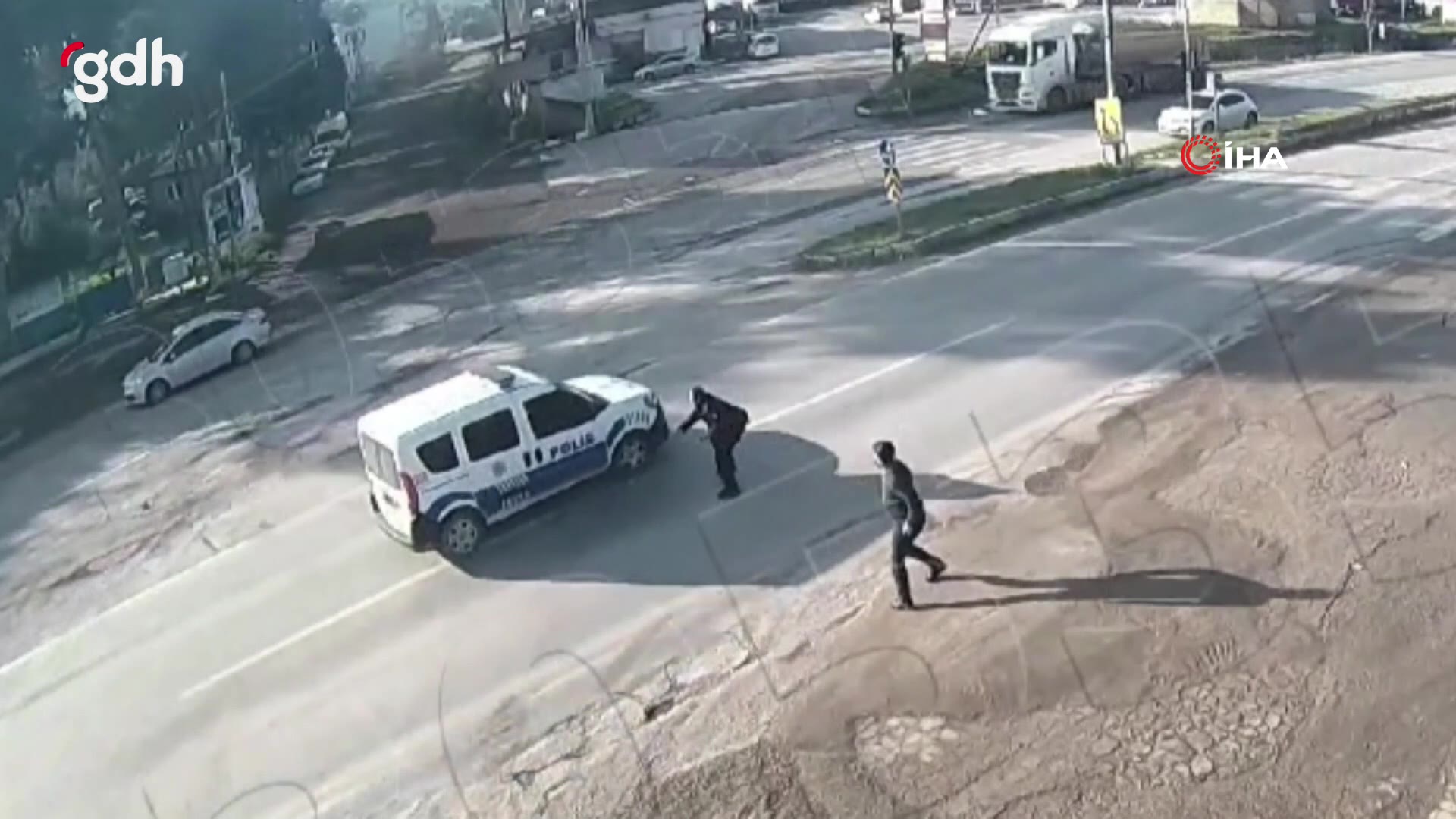 Osmaniye'de kaçak göçmen taşıyan araç polislerden kaçtı