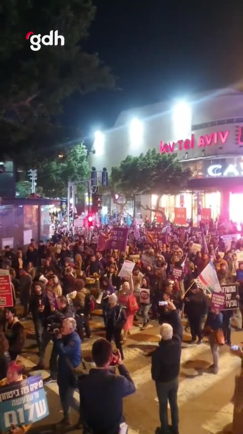 Tel Aviv'de İsrailliler, Netanyahu'yu Gazze saldırıları için protesto etti