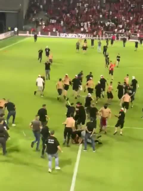 Hapoel Beer Sheva taraftarından Bnei Sakhnin'a sopalı saldırı