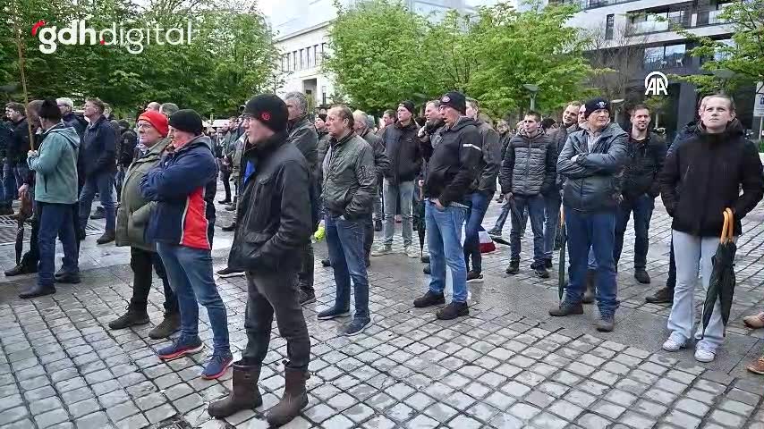 Hollanda'da 150 çiftçi AB tarım politikasını protesto etti