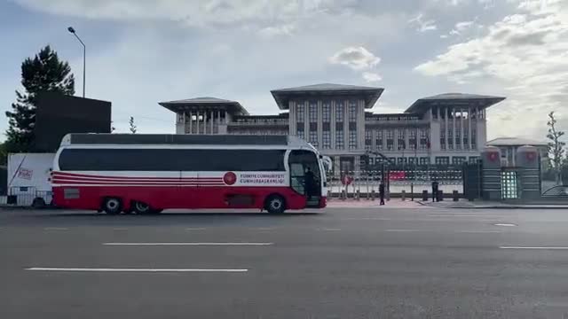 Cumhurbaşkanlığı otobüsü, Külliye içerisine giriş yaptı