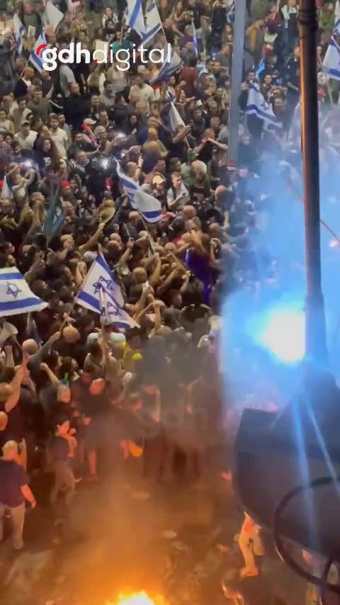 Tel Aviv'de Gazze için ateşkes isteyenler Netanyahu'yu protesto etti